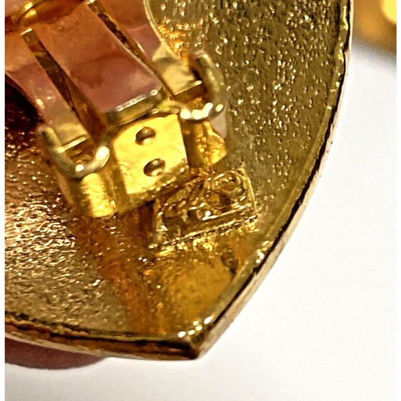 Vintage Clip On Earrings Goldtone Filigree & Red Enamel 1980's Boss Lady Chic - Picture 7 of 7